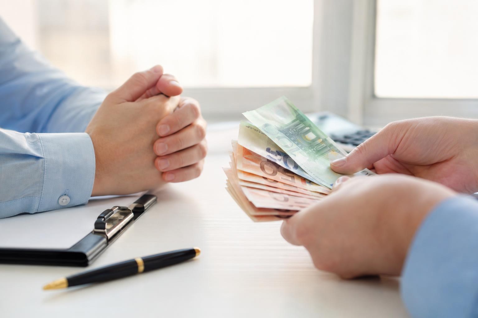 Pinigų skolinimas: kaip įforminti pagal situaciją?